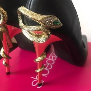 Black heels size 9 snake design heel